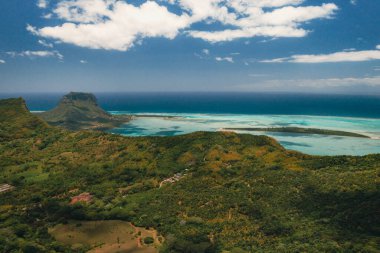 UNESCO 'nun Dünya Mirası listesinde yer alan Le Morne Brabant dağının havadan görünüşü.