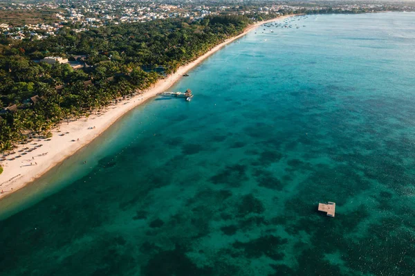 Mauritius adasının sahil boyunca uzanan güzel sahilinde. Mauritius adasının kuş bakışı görüntüsünden çekim yapmak