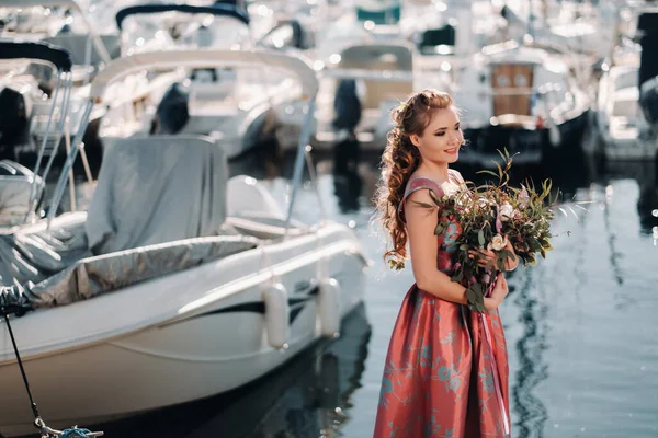 Ung Modell Flicka Vacker Klänning Med Bukett Blommor Stranden Frankrike — Stockfoto