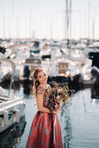 Молода Модель Гарній Сукні Букетом Квітів Пляжі Франції Дівчинка Квітами — стокове фото
