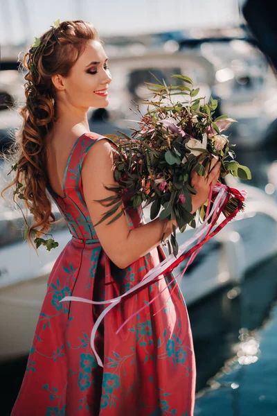 Jeune Fille Modèle Dans Une Belle Robe Avec Bouquet Fleurs — Photo