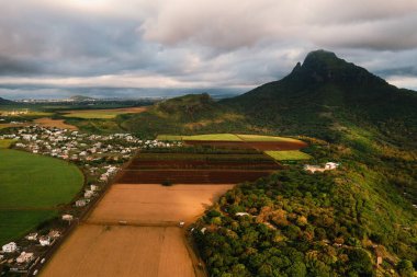 Mauritius adaları ve dağların kuş bakışı manzarası.