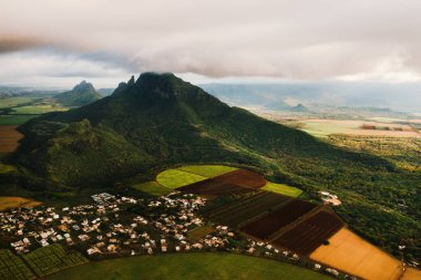 Mauritius adaları ve dağların kuş bakışı manzarası.