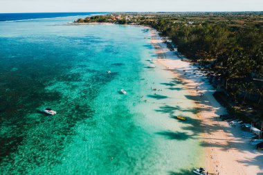 Mauritius adasının doğu kıyısının havadan çekimleri. Mauritius 'un Belle Mare bölgesindeki turkuaz gölünün üzerinde uçuyoruz. Mauritius' un mercan kayalıkları. Mauritius Adası Sahili.