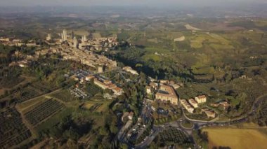 San Gimignano 'nun ve ünlü kuleleri olan ortaçağ kasabasının havadan görünüşü