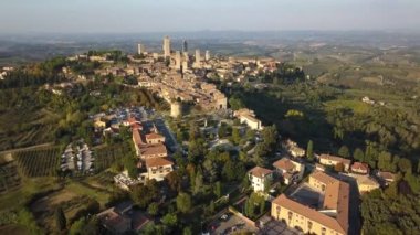 San Gimignano 'nun ve ünlü kuleleri olan ortaçağ kasabasının havadan görünüşü
