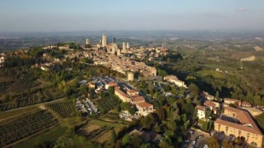 San Gimignano 'nun ve ünlü kuleleri olan ortaçağ kasabasının havadan görünüşü