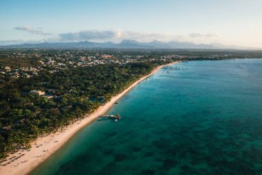 Mauritius adasının sahil boyunca uzanan güzel sahilinde. Mauritius adasının kuş bakışı görüntüsünden çekim yapmak