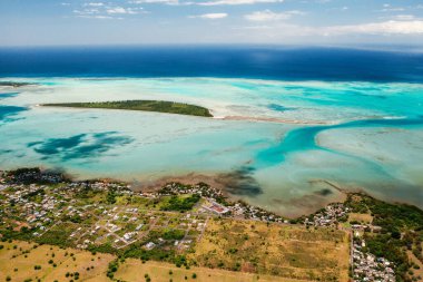 Mauritius kıyısındaki kuş bakışı manzara. Mauritius 'un muhteşem manzaraları. Adanın güzel mercan kayalıkları..