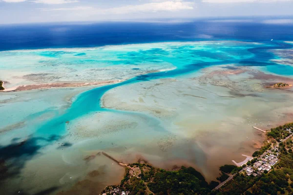 从鸟瞰毛里求斯海岸的角度来看 美丽的珊瑚礁岛上美丽的珊瑚礁 — 图库照片