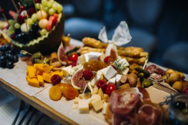 Restoran servisi. Restoran masasında yemek, masada abur cubur..