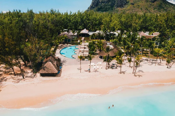 Une Vue Aérienne Plage Près Station Balnéaire Océan Côté Mont — Photo