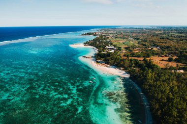 Mauritius adasının doğu kıyısının havadan çekimleri. Mauritius 'un Belle Mare bölgesindeki turkuaz gölünün üzerinde uçuyoruz. Mauritius' un mercan kayalıkları. Mauritius Adası Sahili.