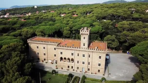 トスカーナ州カスティリオンチェッロのPasquini城 イタリアのトスカーナ州の海による城 — ストック動画