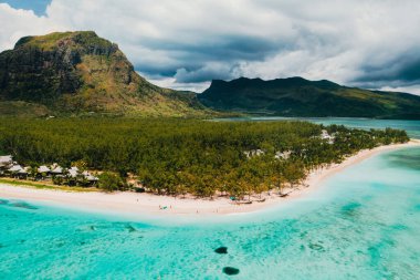 Kumsalın kuş bakışı manzarası ve Mauritius adasının mercan kayalıkları Le Morne Brabant dağı yakınlarındaki okyanus manzarasıyla..