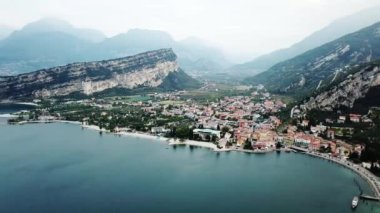 Torbole 'un havadan görünüşü, Garda Gölü. Lombardiya. İtalya Avrupa