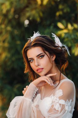 İtalya 'daki düğün gününde şık bir gelin. Tuscany' den zarif bir gelin. Beyaz gelinlik içinde gelin..