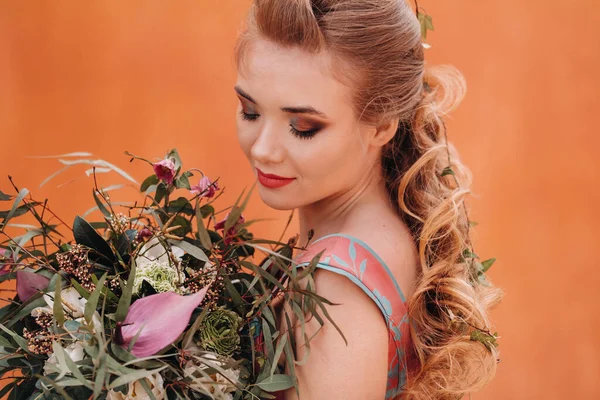 Egy Fiatal Modell Lány Egy Gyönyörű Ruhában Egy Csokor Virággal — Stock Fotó