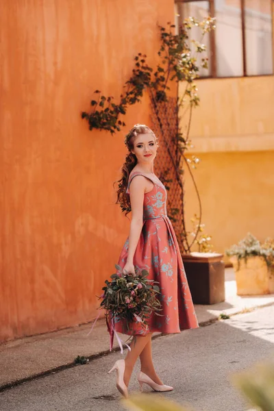 Una Giovane Modella Bellissimo Vestito Con Mazzo Fiori Campagna Francia — Foto Stock