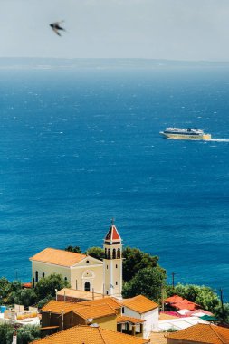 Zakynthos adası kilisesinin yüksekliğinden görülebiliyor. Uzakta, İyon Denizi 'nden bir feribot geçiyor. Yunanistan 'ın Zakynthos Adası.