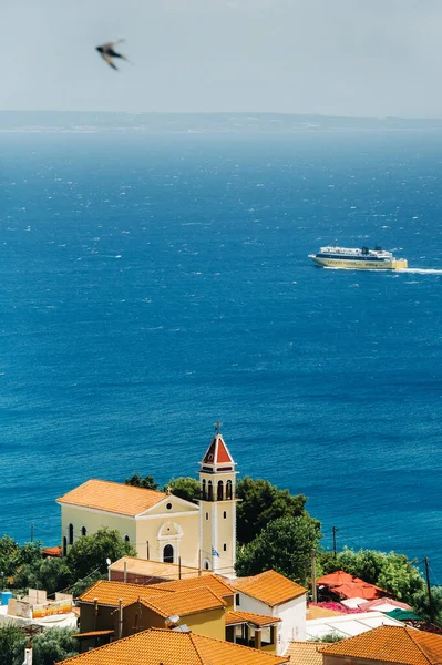 Vista Altura Igreja Ilha Zakynthos Distância Uma Balsa Navega Através — Fotografia de Stock