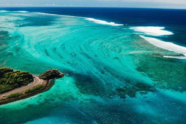 Maconde的观点 在毛里求斯的马修 弗林德斯船长纪念碑 一条通往毛里求斯群岛的不同寻常的道路 印度洋上的珊瑚礁 — 图库照片