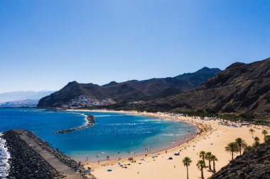 Sarı kumlu muhteşem bir sahil manzarası var. Yer: Santa Cruz de Tenerife, Tenerife, Kanarya Adaları. Sanatsal resim. Güzellik dünyası