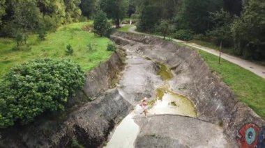 Bir kız slalom kanalı boyunca koşuyor. Belarus 'taki Slalom kanalı.
