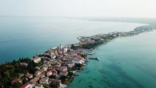 乘坐无人驾驶飞机从空中俯瞰锡尔敏的罗卡 斯卡里格罗城堡 加尔达湖 意大利 — 图库视频影像