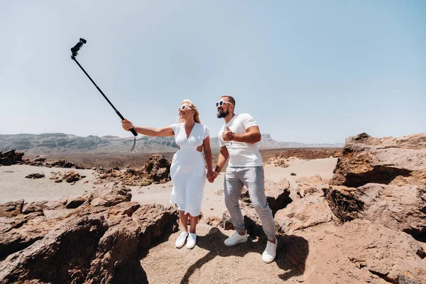 Şık Bir Kadın Teide Volkanı Kraterinde Selfie Çekiyor Tenerife Deki — Stok fotoğraf