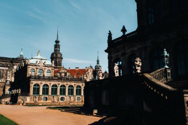 Dresden, Zwinger 'daki turistler. Dresden. Dresden tarihi sarayı ve Dresden şehrinde turistik bir yer.