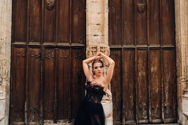 Une Mariée Élégante Dans Une Robe Mariée Noire Pose Dans — Photo