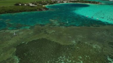 Mauritius 'un güzel sahil ve mercan kayalıklarının kuş bakışı görüntüsü.