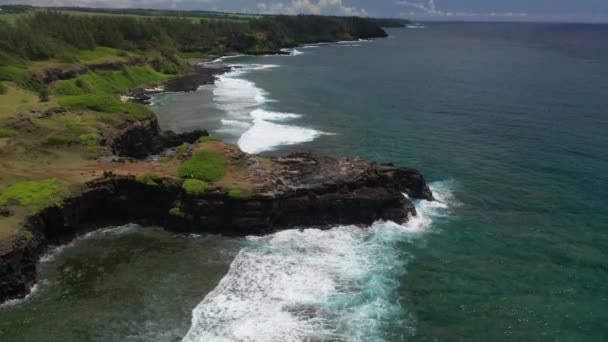 Vista Famosa Praia Dourada Entre Rochas Vulcânicas Negras Nas Margens — Vídeo de Stock