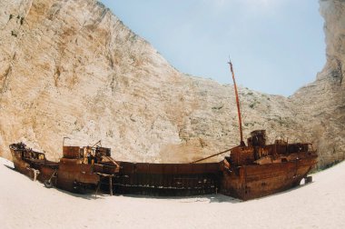 Yunanistan 'ın İyon Adaları' ndaki Zakynthos adasında, Zakynthos adasında, bazen kaçakçı körfezi olarak da anılan, Yunanistan 'ın Navagio plajındaki kavisli gemi.