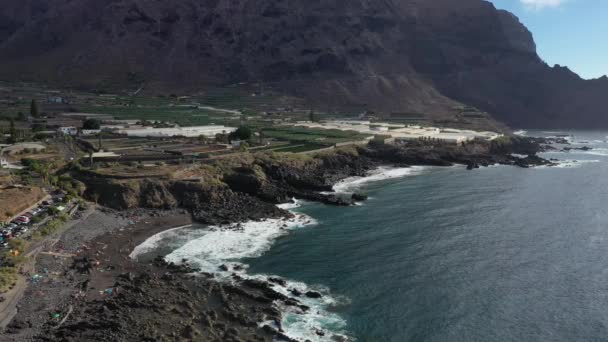 Tenerife Uma Praia Negra Areia Vulcânica Contra Fundo Montanhoso Oceano — Vídeo de Stock