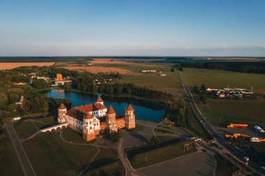 MIR Şatosu, Belarus 'ta göl manzaralı kuleleri olan MIR şehri yakınlarında..