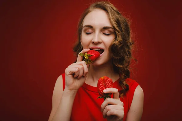 Una Hermosa Chica Con Vestido Rojo Sobre Fondo Rojo Sostiene — Foto de Stock