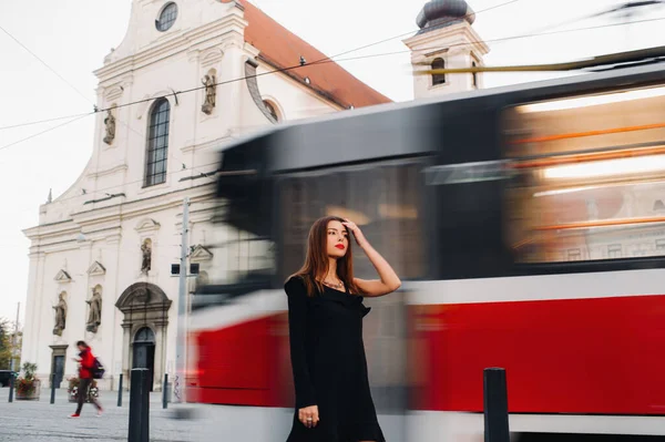 黒の夏のドレスを着た若い美しいスタイリッシュな女の子が街を歩きますチェコ共和国の女の子モデル Brno — ストック写真
