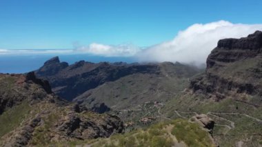Tenerife, Masca vadisi, Atlantik okyanusu ve bulutların manzarası.