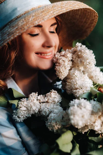 Schöne Mädchen Genießen Den Duft Von Flieder Einem Sommertag Aromatherapie — Stockfoto