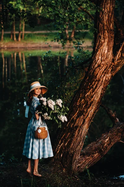 Menina Bonita Desfrutando Cheiro Lilás Dia Verão Aromaterapia Conceito Primavera — Fotografia de Stock