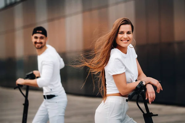 Ein Mädchen Und Ein Mann Laufen Auf Elektrorollern Durch Die — Stockfoto