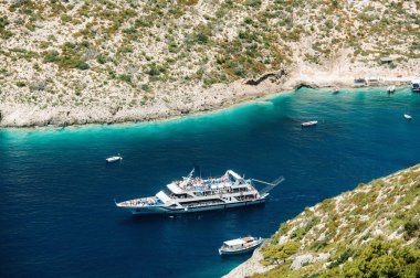 Zakinthos Adası 'ndaki Porto Vromi. Zakinthos Adası manzarası. Yunanistan 'ın en iyi plajları. Yatlar ve deniz