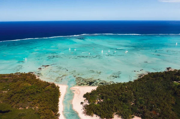 Zdjęcie lotnicze wschodniego wybrzeża wyspy Mauritius. Piękna laguna wyspy Mauritius strzał z góry. Żeglarstwo łodzią w turkusowej lagunie — Zdjęcie stockowe