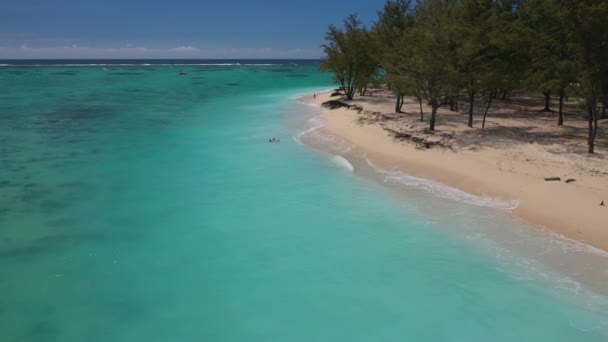 Blick von oben auf den weißen Strand und das türkisfarbene Wasser des Indischen Ozeans bei Le Morne Brabant, Mauritius. — Stockvideo
