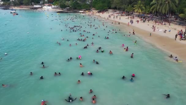 La isla de Mauricio, bañando a los lugareños en el océano Índico — Vídeo de stock