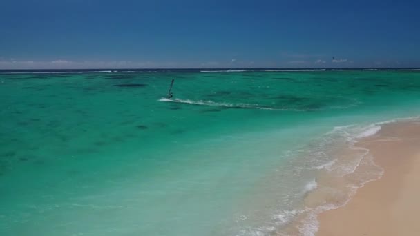 Вид сверху на белый пляж и бирюзовые воды Индийского океана вблизи Ле Морн Брабант, Маврикий . — стоковое видео