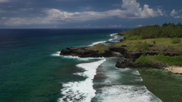 Blick auf den berühmten Goldenen Strand zwischen schwarzen Vulkanfelsen am Ufer des Gris-Gris-Flusses, Mauritius. — Stockvideo