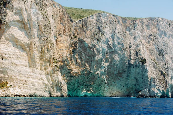 Uma Praia Rochosa Perto Baía Navagio Ilha Zakynthos Grécia — Fotografia de Stock